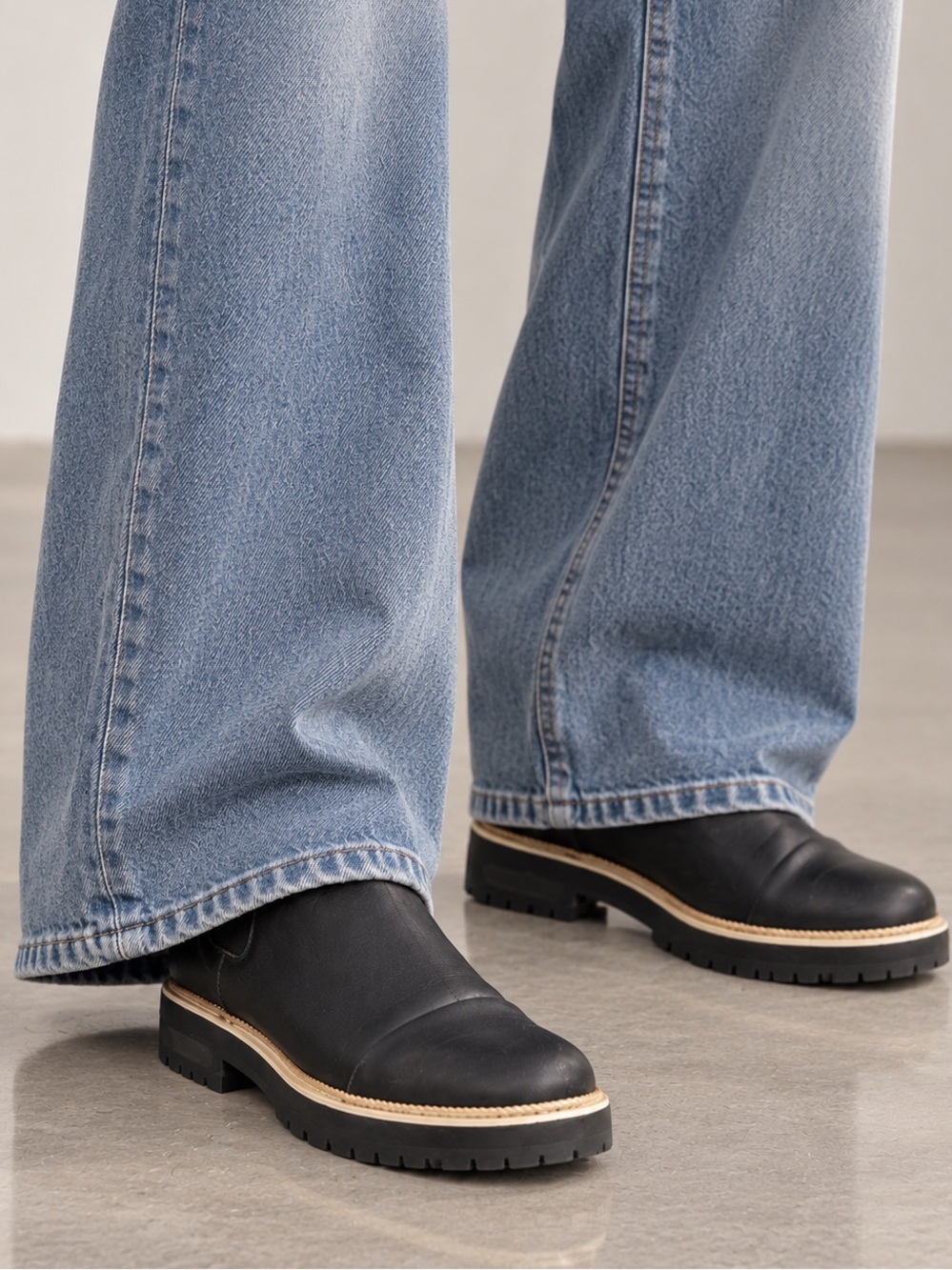 Toms Black Leather Chukka Boots with Contrast Welt